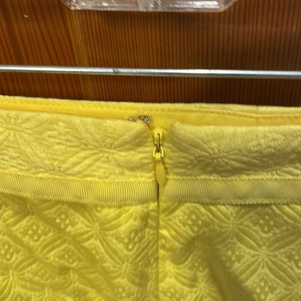 woman’s yellow pencil skirt - Picture 6 of 9